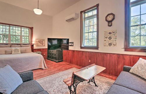 Renovated WV Schoolhouse History Buffs Heaven! - Foto 8