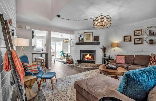 Modern Townhome with Decks Fireplace & Mountain Views - Foto 26