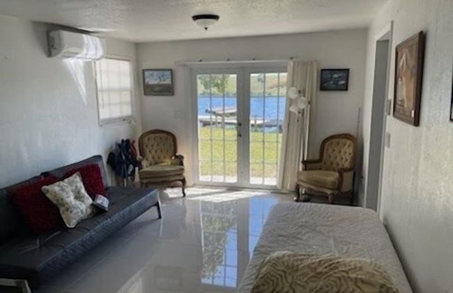 Rim Canal 'yellow House' With Canal Views & Boat Dock 1 Bedroom Cottage by RedAwning - Foto 2