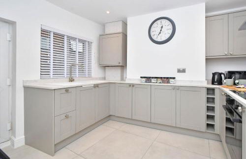 Chapel House by YourStays - Two bed cottage in Market Town of Sandbach, high end finish - Photo 16