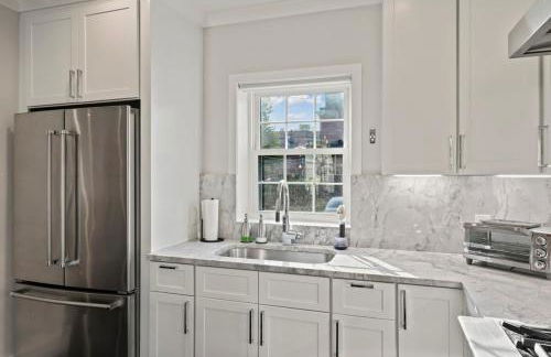 Upscale Azure by Saratoga Stays - Photo 16