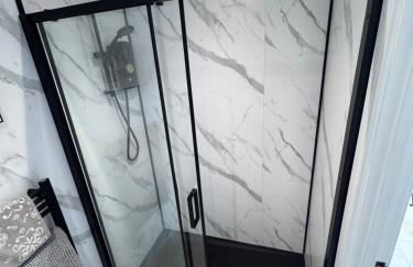 The Hide Away By The Garden Spa Stays - Hot Tub - Foto 6