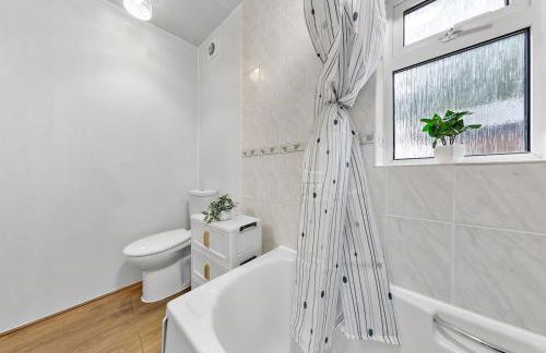 Spacious 3 beds home Close to Southampton GENERAL HOSPITAL - sleep 9 - Free Parking - Pool table - 2 Large TVs - Foto 25