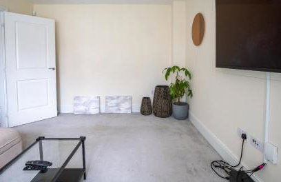 Impressive 4 Bed House Sleeps 8 - Private Parking Fast Wi-Fi Netflix & Foosball, Business Insurance and Leisure Travellers Welcome - Foto 26