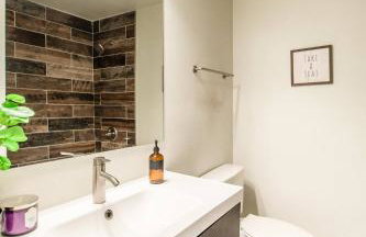 Stylish Modern Farmhouse wYard 10 mins from DT - Foto 43