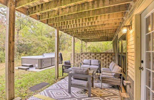 Splendid Family Cabin with Hot Tub and Grill! - Foto 32