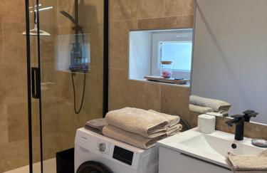 Le mas des glycines - parking privé et terrasse ombragée - Foto 20