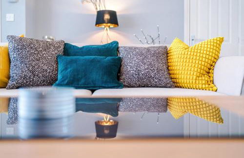 Beach Retreat with Hot Tub Sleeps 8 - Foto 26