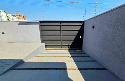 Casa novíssima com piscina ao lado do Centro - Foto 11