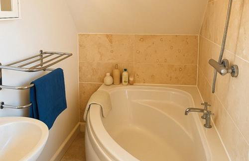 Elegant 2BD Townhouse in Thirsk: Cozy & Stylish - Photo 8