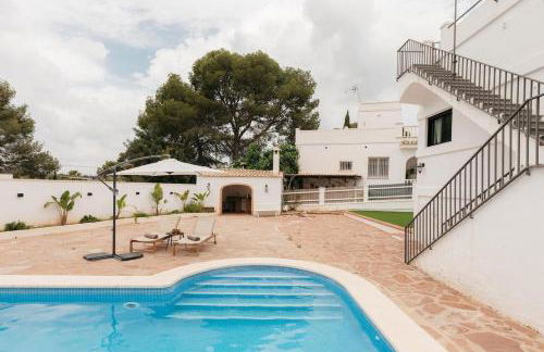 Spacious villa with private pool & garden for 4 - Photo 56