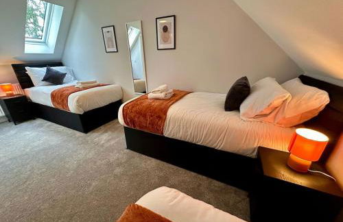 Stunning 4 Bedroom, Sleeps 9, Centre Of Telford - Photo 3