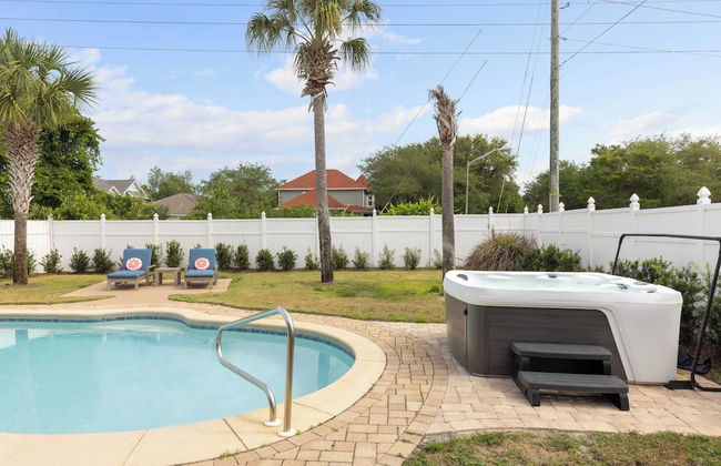 7bdr w/ Private Pool, Hot Tub, Fire Pit, Walk to Beach Tidal Wave by Avantstay - Foto 36