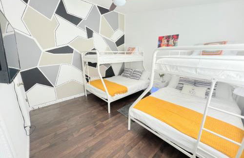 Dream Vacation Home w Heated Pool Close to Beaches Clearwater St Pete Quiet with Big Backyard - Foto 44