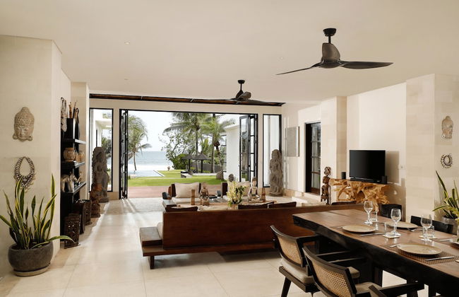 Black Beach Villa - Absolute Beachfront - Photo 17