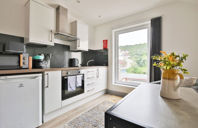 Stunning Studio In Converted Building - Photo 14