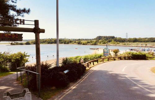 Family Seaside Retreat Private Stay at 5-Star Rockley Holiday Park Poole - Photo 26