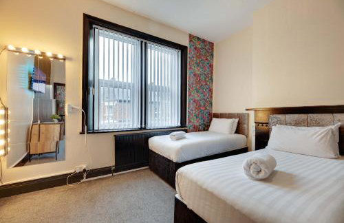 Newcastle CITY APT5,FREE STREET PARKING,4 BEDROOM HOUSE WITH 2 FULL BATHROOM AND KITCHEN,ALL ROOMS WITH TVs,7 BEDS,NETFLIX - Photo 30