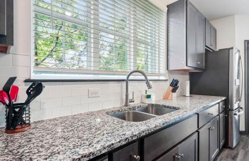 3BR King Bed Balcony North Raleigh - Foto 10