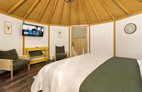 Canyon Family Yurt Cabin - Hot Tub Loft Full Kitchen & Bath - Photo 12