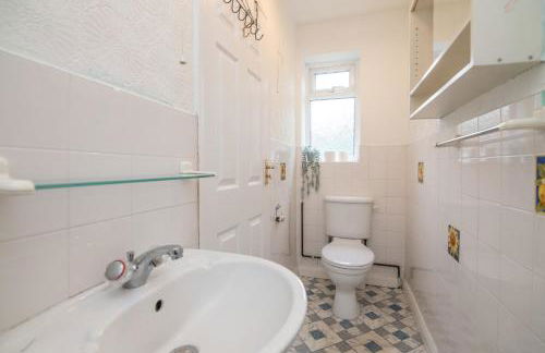 Spacious 6BR Family & Group Home Garden & Parking Sleeps 10 - Foto 12