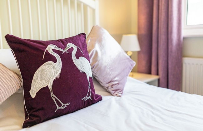 Central 2 Bed House w/ Garden and Free Parking! - Photo 25