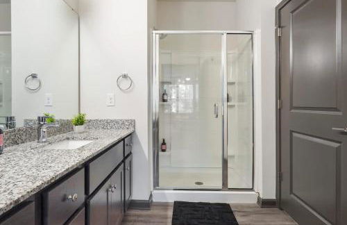 3BR King Bed Balcony North Raleigh - Foto 16