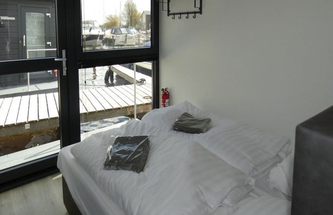 Modern Houseboat With air Conditioning Located in Marina - Foto 2