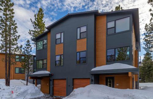 Spectacular New 4BR Townhome: Garage, Jacuzzi, BBQ - Photo 23