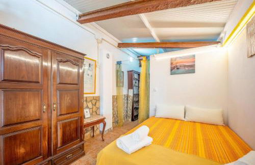 Eclectic oasis with poolside charm in Arranhó - Foto 15