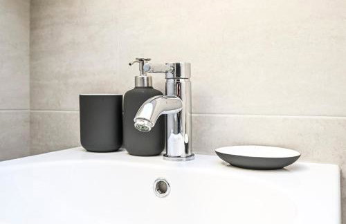 Modern 2BR Apartment for Contractors, Balcony & Fast Wi-Fi, W6 - Foto 64