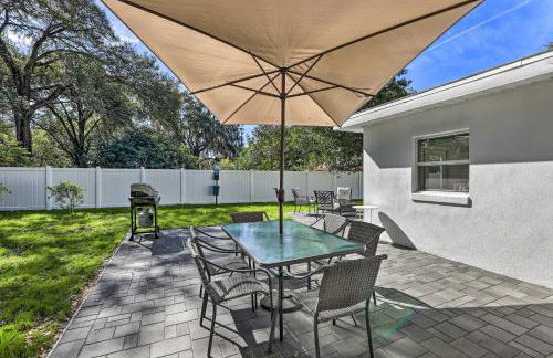 Chic Home with Fire Pit and Patio, Walk to Lake! - Foto 28