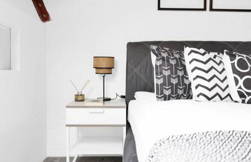 Large Industrial Style 2 Bedroom Apartment Short Term Rental & Flexible Renting Canary Wharf With Free WiFi - Photo 7