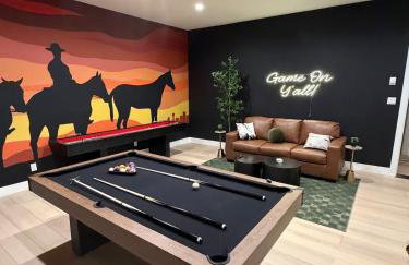 The Longhorn Luxe with Game Room and Fire pit and Karaoke - Foto 1