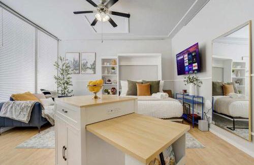 Indigo Cove Modern Studio near Historic Uptown - Foto 16