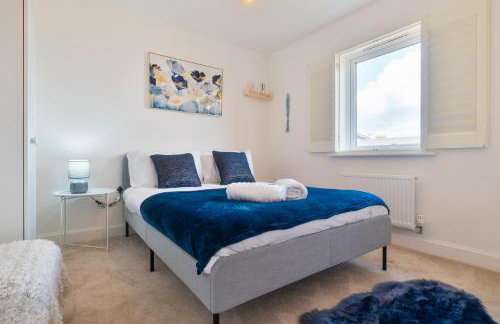 Modern Spacious 3 Bedroom House in Canterbury with En Suite and Free Parking Perfect for Contractors & Families - Photo 4