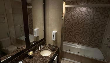 Flat Luxo 3010 com banheira Mountain Village Laje de Pedra Canela - Foto 3, Shower