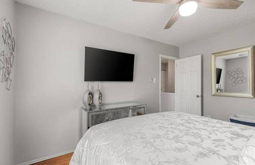 Fly In Style! Charming Townhome 6 Mins from RIC! - Foto 32