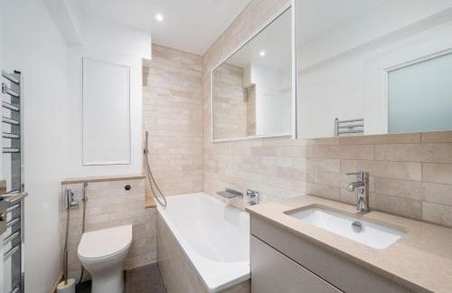 Stunning 2-bed, 2-bath Property In Central London - Photo 23