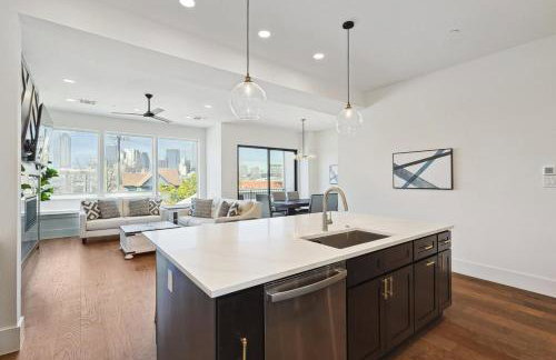 3-BD Luxury Living w Rooftop Garden Views - Photo 9