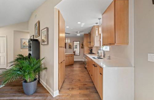 Tropic Bliss l Backyard Oasis l Mins to DNTN - Foto 14