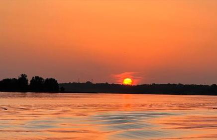 Urocza chatka w lesie nad wodą - Foto 27