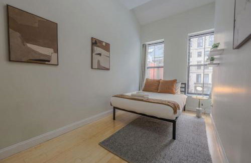 Stylish Exposed Brick 3 Bedroom - Photo 3