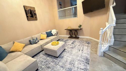 Private and Stylish 3Bdrm 3Ba Townhome, Gated Patio, King Bed, Spacious, Free Parking, Available now - Foto 3