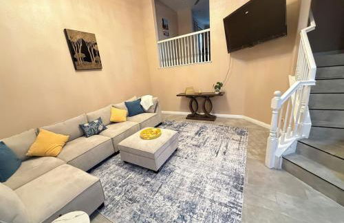 Private and Stylish 3Bdrm 3Ba Townhome, Gated Patio, King Bed, Spacious, Free Parking, Available now - Foto 3