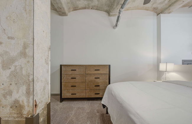 Luxury Historic Loft with Gym - Photo 13