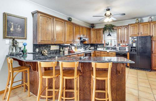 4 Mi to Camelback! Group-Friendly Poconos Cabin - Foto 10