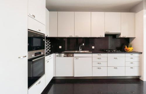 Elegant Riverfront Flat | Pool & Sports by Host Wise - Foto 5