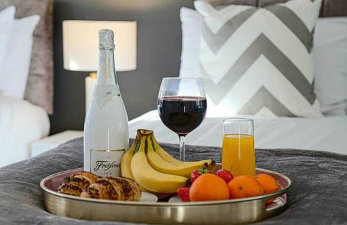 Stylish House with Smart TVs and Netflix, Fast Wifi, Free Parking and Garden by Yoko Property - Foto 10