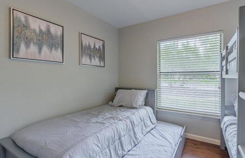 Serene POOL & Firepit in Stunning Home By Airport - Foto 59